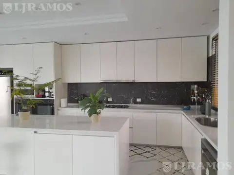 Casa 6 ambientes con 4 baños