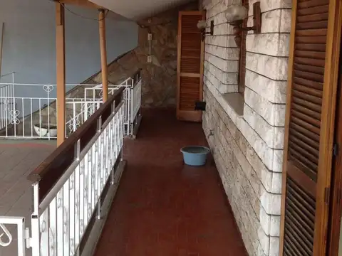 Casa 7 ambientes con 2 baños
