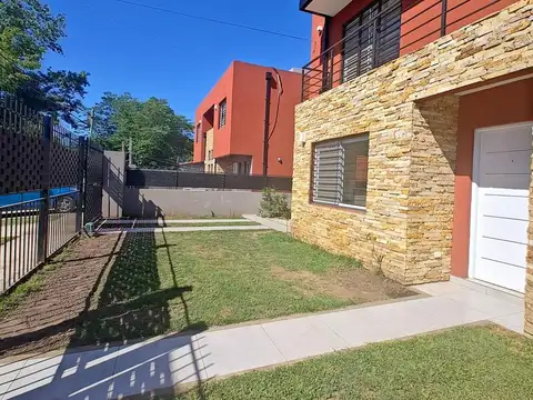Casa en Alquiler con 2 cocheras