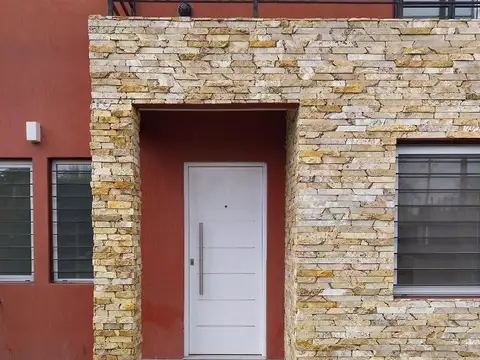 Casa en Alquiler con 2 cocheras