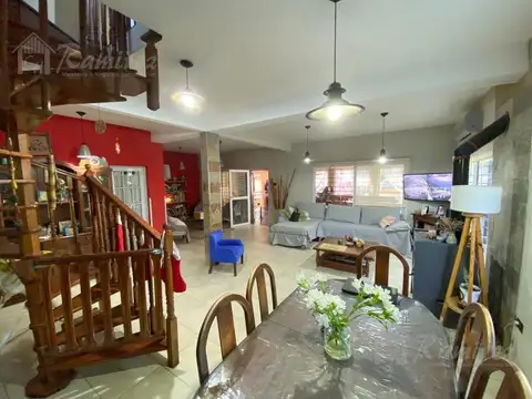 Casa 6 ambientes con 4 baños