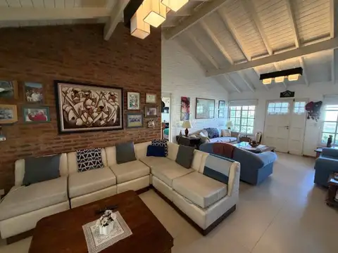 Casa 4 ambientes con 2 baños