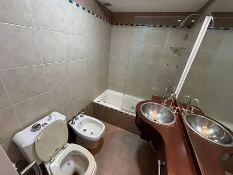 SE VENDE CASA 3 DORM - CON COCHERA