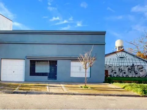 VENTA CASA 4 AMBIENTES RECICLADA CON GALPON/TALLER