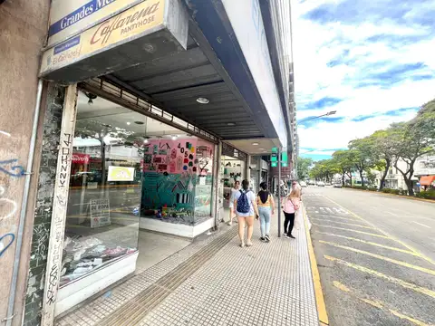 Olivos Centro, Zona Comercial: Único Local Sobre Avenida Maipu. Gran Vidriera. Excelente oportunidad