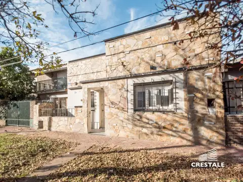 Venta - Casa 2 dormitorios con jardín y terraza - Alberdi, Rosario.