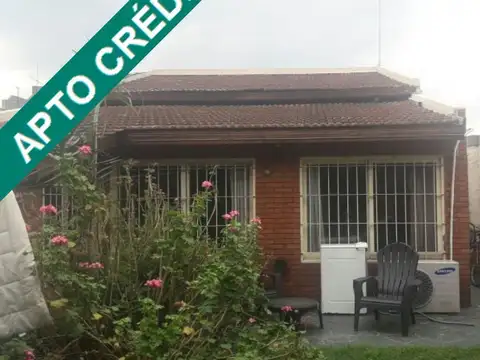 Venta Casa con jardin y parrilla, Apto crédito, en Caseros