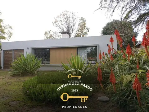 Casa muy linda en altura, gran terreno al fondo.