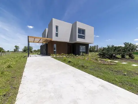 VENTA de casa a estrenar, 5 Ambientes, 220m2 totales sobre lote de 1070m2.