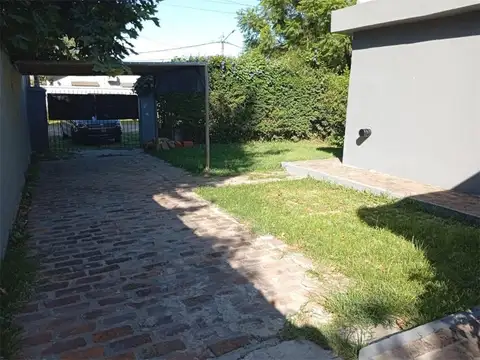 Casa en Alquiler con 2 cocheras