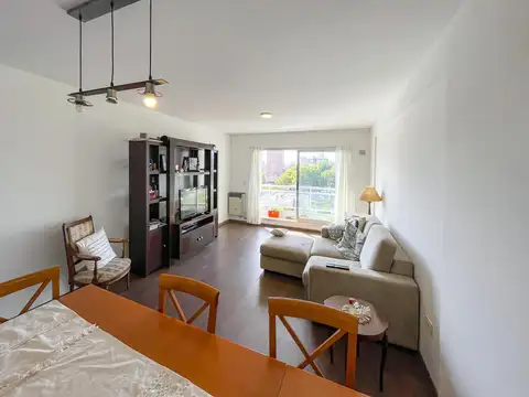 Departamento de 2 dormitorios con cochera y cocina separada