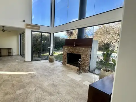Casa 5 ambientes con 4 baños