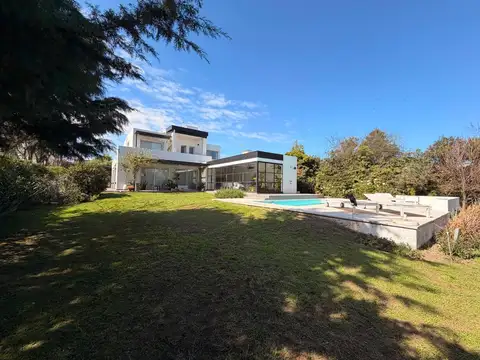 Casa en Venta con 4 cocheras