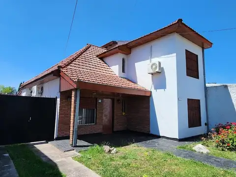Casa de 4 ambientes con garaje pasante varios autos, quincho
