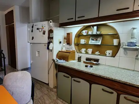 Casa de 4 ambientes con garaje pasante varios autos, quincho