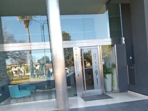 Excelente 2 ambientes frente Balcon y cochera fija cubierta 