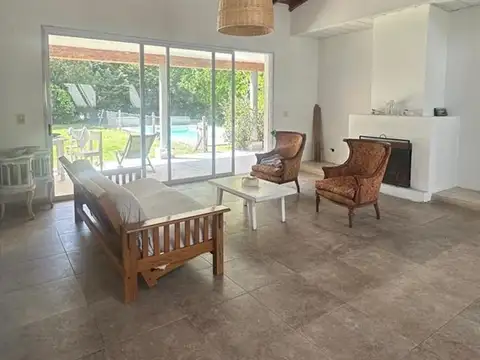 Casa 4 ambientes con 2 baños