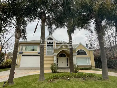 Casa 5 ambientes en venta y alquiler con pileta en Campos De Alvarez