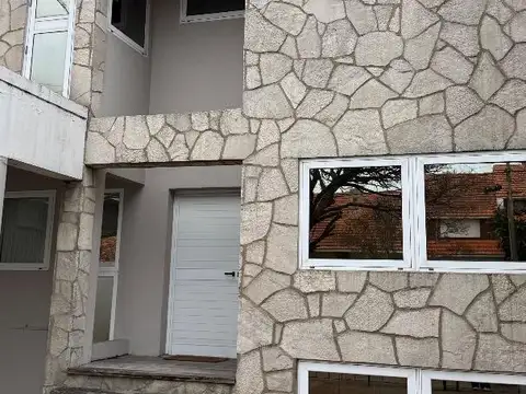 Chalet 5 Amb. con gran parque y gge quincho - mod. diseño -