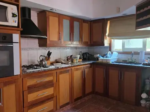 Casa con pileta/jardín/salón de fiesta y consultorio