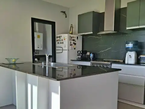 Casa 10 ambientes con 3 baños