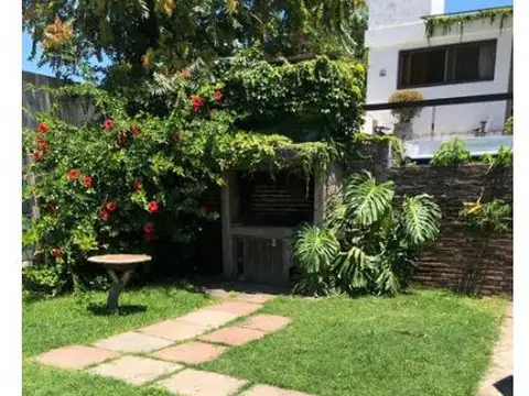 Casa 7 ambientes con 1 baño