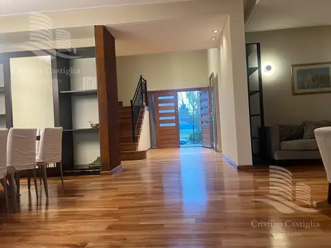 Casa 5 ambientes con 4 baños