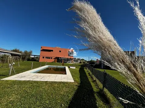 Casa de 5 ambientes y pileta en Area 5. Barrio San Sebastián