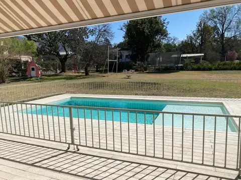 Casa en Alquiler con 2 cocheras