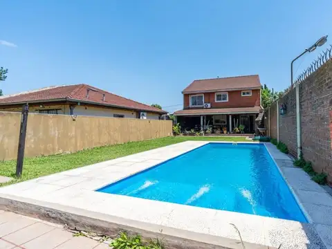 VENTA CASA 5 AMB QUILMES CON PILETA