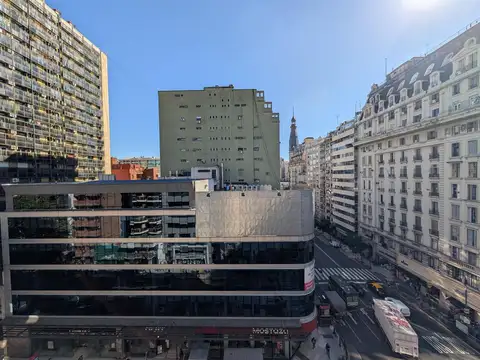 Excelente Oficina de Época en Av. Corrientes Esq. Callao