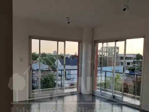 Departamento dos ambientes al frente con balcón en venta