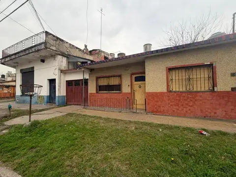 Venta Casa 4 Ambientes + Local Comercial En Esquina  Merlo