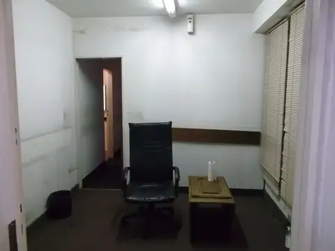 Oficina 7 ambientes con 6 baños