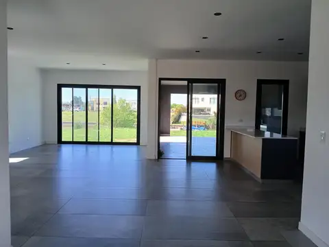 Casa de 5 ambientes en Venta y Alquiler con Amarra en el Barrio Nautico el Canal, Villanueva, Tigre