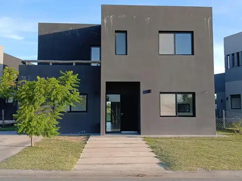 Casa en Venta y Alquiler, 5 ambientes, con Amarra en barrio náutico El Canal, Villanueva, Tigre.