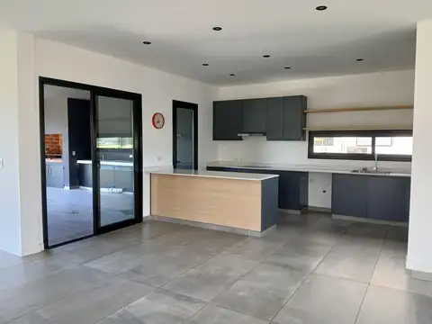 Casa en Alquiler con 2 cocheras