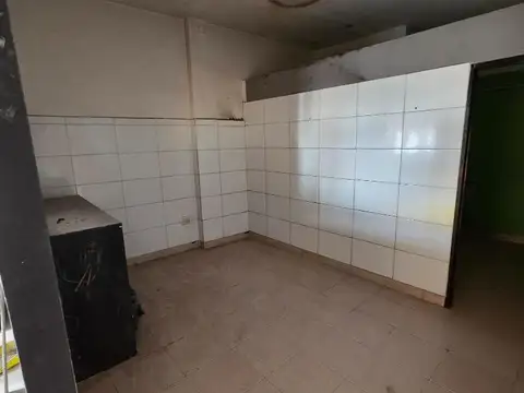 Alquilo Local sobre la calle Venezuela 3995 esq. Cno Cintura