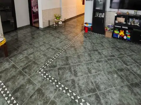VENTA CASA 4 AMBIENTES CON DOBLE COCHERA Y PATIO