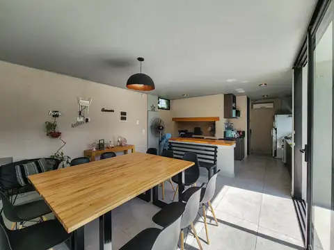 Casa 6 ambientes con 2 baños
