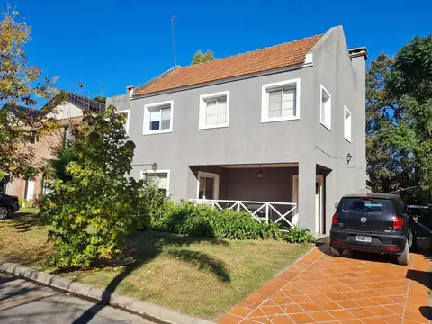 Casa 6 ambientes con 3 baños