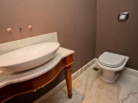 Casa  estilo Tudor en alquiler con jardin y piscina - Belgrano R. Impecable estado.