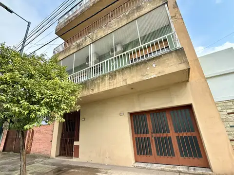 Departamento tipo casa de 3 ambientes con balcón y terraza en Parque Avellaneda