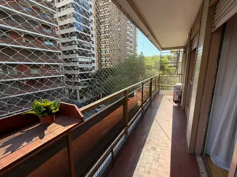 Muy lindo depto de 4 ambientes con balcón corrido