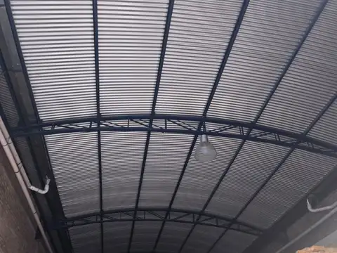 Excelente Galpón zona M.I.- Impecable