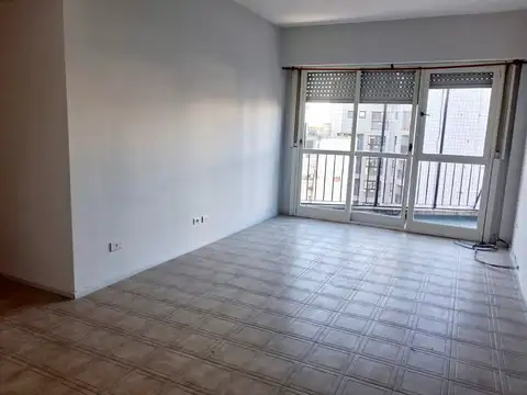 LUMINOSO Semipiso Tres Ambientes con Doble Balcón- Piso Alto con Baulera - CABALLITO