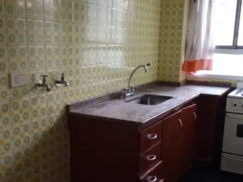 VENTA Exc 2amb luminoso al frente con balcón, baño y cocina con lavadero completo.