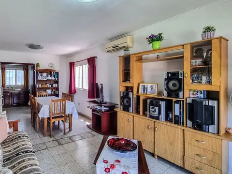 CASA 3 AMBIENTES VENTA LOBOS CON JARDIN Y QUINCHO