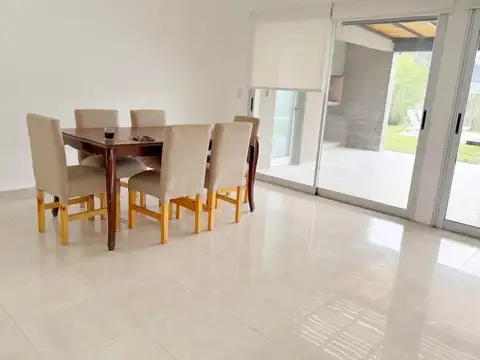 Casa 4 ambientes con 4 baños