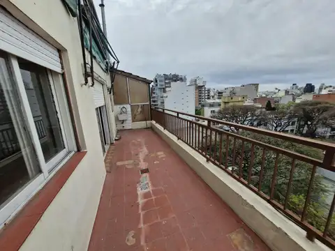 Un Ambiente Amplio Divisible al Frente c /Balcon Aterrazado